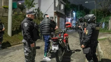 Policía cordobés deteniendo motociclistas durante un operativo nocturno en la avenida Bulnes