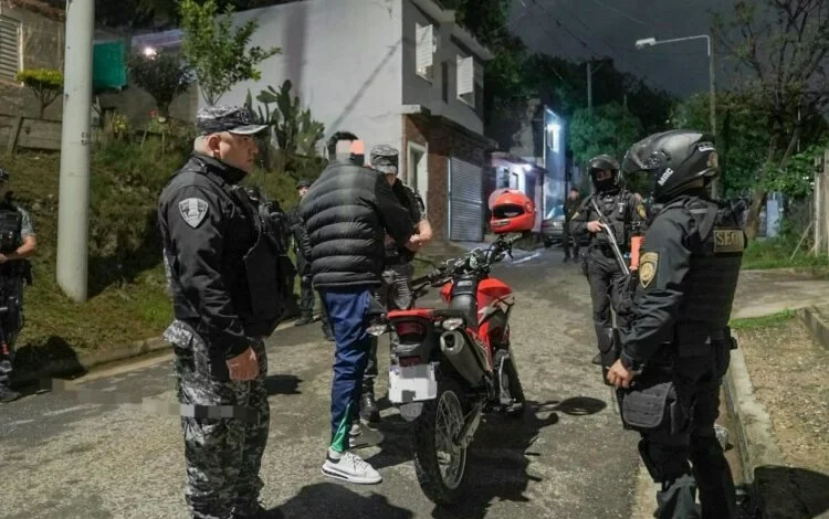 Policía cordobés deteniendo motociclistas durante un operativo nocturno en la avenida Bulnes