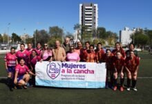 Mujeres jugando fútbol en la Copa Córdoba Rosa