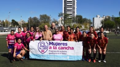 Mujeres jugando fútbol en la Copa Córdoba Rosa