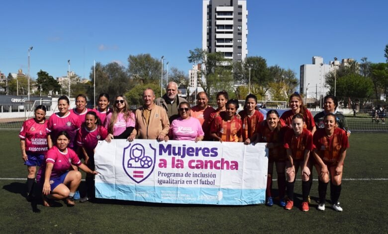 Mujeres jugando fútbol en la Copa Córdoba Rosa