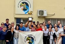 Estudiantes del IPET N°255 Anexo Benjamín Gould recibiendo la copa de la Ovinpiada en Icaño, Catamarca