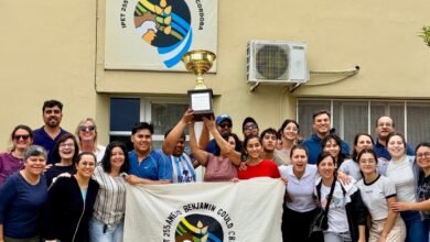 Estudiantes del IPET N°255 Anexo Benjamín Gould recibiendo la copa de la Ovinpiada en Icaño, Catamarca
