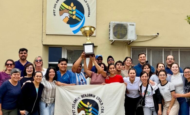 Estudiantes del IPET N°255 Anexo Benjamín Gould recibiendo la copa de la Ovinpiada en Icaño, Catamarca