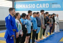 Profesor de educación física guía una clase de judo paralímpico a jóvenes con baja visión en el estadio Mario Alberto Kempes, Córdoba