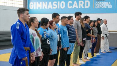Profesor de educación física guía una clase de judo paralímpico a jóvenes con baja visión en el estadio Mario Alberto Kempes, Córdoba