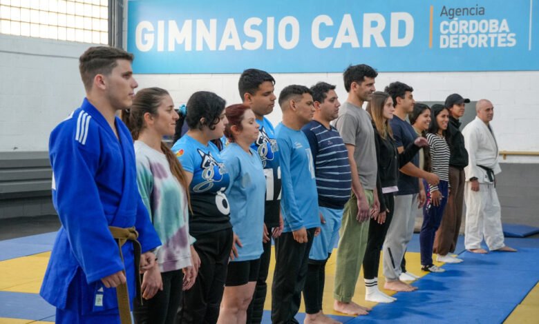Profesor de educación física guía una clase de judo paralímpico a jóvenes con baja visión en el estadio Mario Alberto Kempes, Córdoba