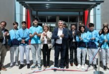 Gobernador Martín Llaryora corta cinta en la nueva escuela ProA de Vicuña Mackenna
