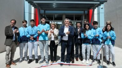 Gobernador Martín Llaryora corta cinta en la nueva escuela ProA de Vicuña Mackenna