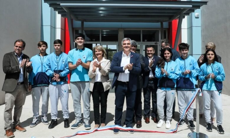 Gobernador Martín Llaryora corta cinta en la nueva escuela ProA de Vicuña Mackenna