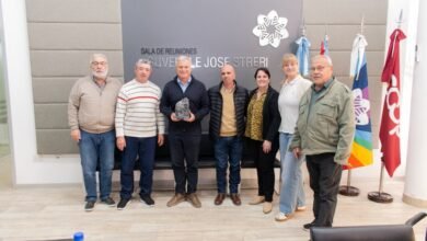 Ministro Gabriel Frizza visita la sede de la Cooperativa de Tío Pujio durante la celebración de su 70.º aniversario