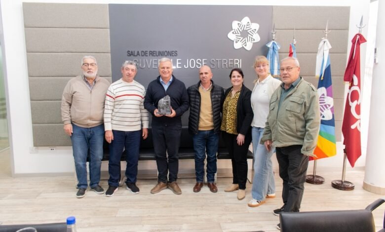 Ministro Gabriel Frizza visita la sede de la Cooperativa de Tío Pujio durante la celebración de su 70.º aniversario
