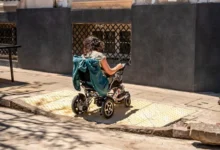 Obreros instalando rampas de accesibilidad en una intersección del centro de Córdoba