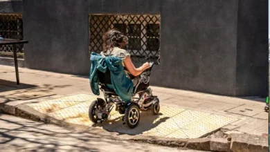Obreros instalando rampas de accesibilidad en una intersección del centro de Córdoba
