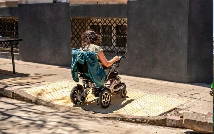 Obreros instalando rampas de accesibilidad en una intersección del centro de Córdoba