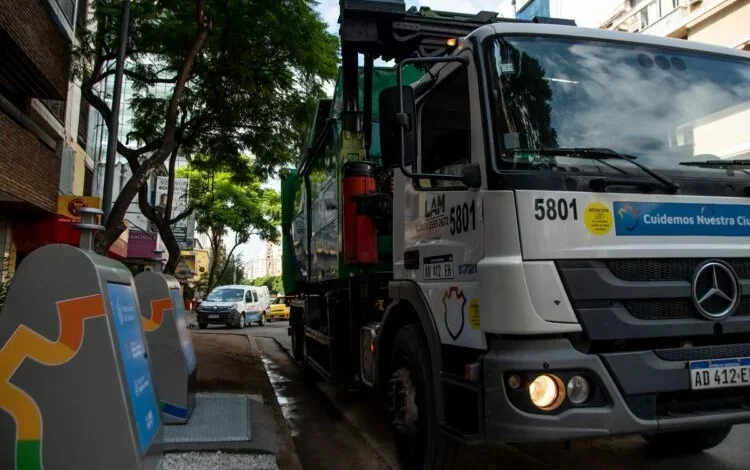 Camión de recolección de residuos detenido en una calle de Córdoba el viernes 2 de octubre