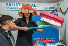 Voluntarios del Ministerio de Salud de Córdoba brindan talleres de higiene bucal a vecinos en una plaza del barrio
