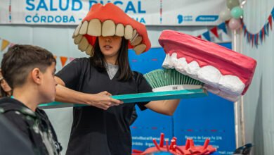 Voluntarios del Ministerio de Salud de Córdoba brindan talleres de higiene bucal a vecinos en una plaza del barrio
