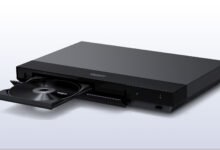 Reproductor Sony UBP‑X700/K junto a una caja de discos Ultra HD Blu‑ray