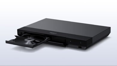 Reproductor Sony UBP‑X700/K junto a una caja de discos Ultra HD Blu‑ray